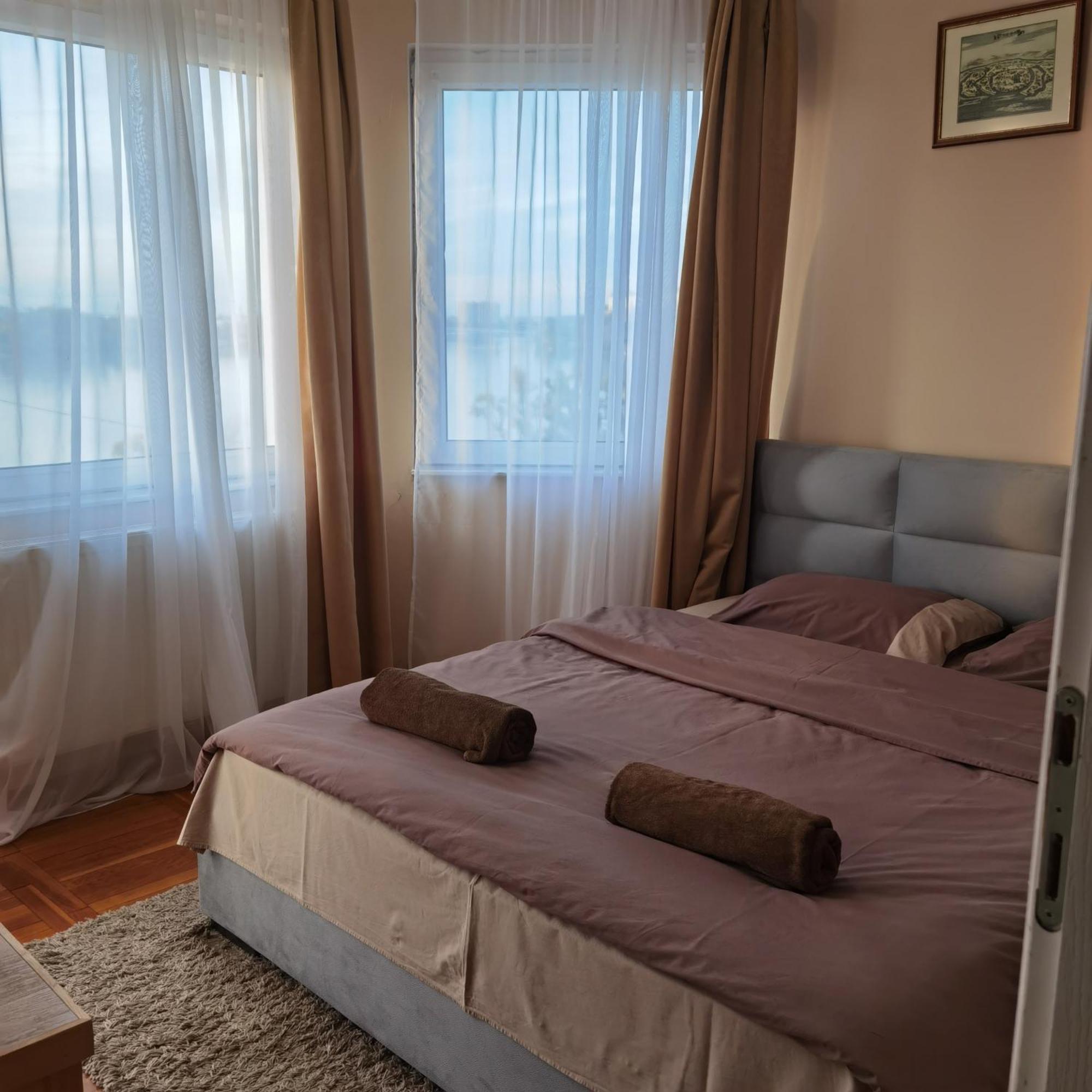 Yellow House Novi Sad Luaran gambar