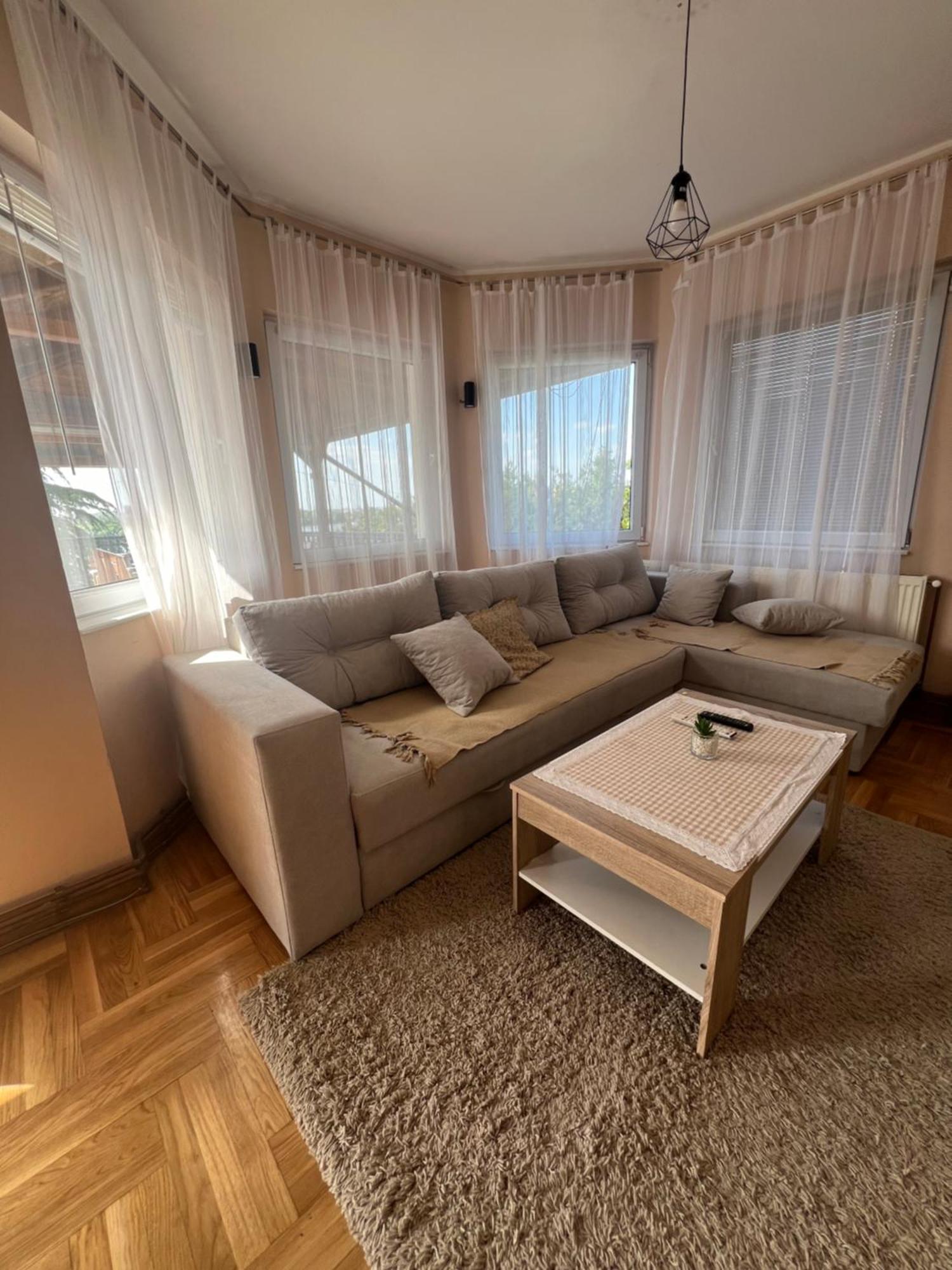 Yellow House Novi Sad Luaran gambar